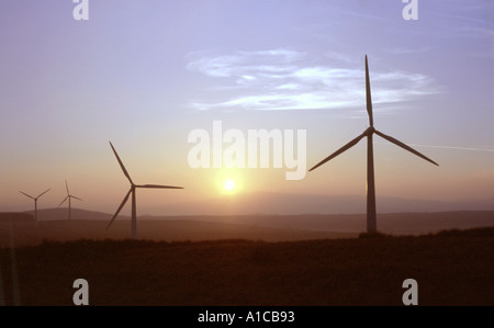 Vista al tramonto di turbine eoliche a Carno per centrali eoliche vicino a Newtown in Powys Wales UK Foto Stock