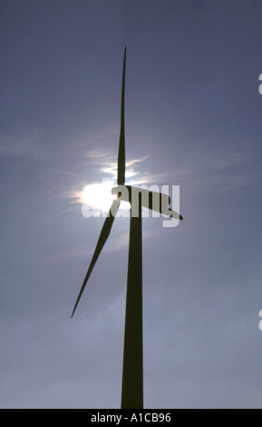 Una turbina eolica che si staglia al sole presso il parco eolico di Carno, vicino a Newtown, a Powys, Galles, Gran Bretagna. Foto Stock