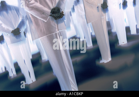 Supporto di attesa in coda della linea pazienza irriconoscibile uomini cloni Foto Stock