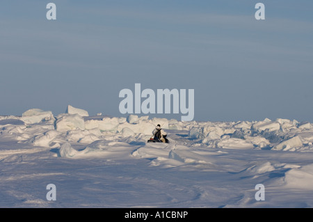 Rompere i sentieri attraverso il ghiaccio frastagliato nel Mar dei Chukchi ghiacciato durante la stagione baleniera primaverile al largo di Point Barrow, Alaska artica Foto Stock