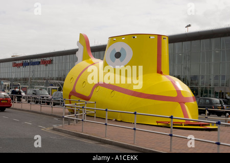 I Beatles Yellow Submarine fuori dall'Aeroporto John Lennon di Liverpool Foto Stock