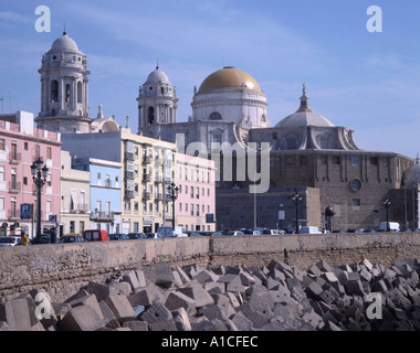 Edifici lungo il fronte mare di Cadice, con l'oro cupola della cattedrale di Cadice e la Spagna Foto Stock