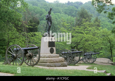 Il monumento a Smith la batteria dell'esercito dell'Unione di Gettysburg si siede in cima Devil's Den e Houck il crinale di Gettysburg, Pa. Foto Stock