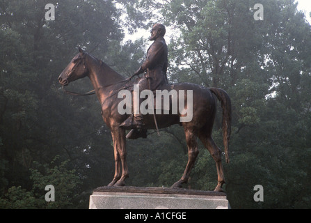 La nebbia avvolge il Virginia membro Monumento, sormontato da un bronzo Robert. E. Lee a cavallo del viaggiatore, sulla cresta del Seminario di Gettysburg. Foto Stock