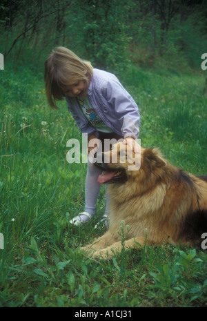 Bambina Petting cane di grandi dimensioni Foto Stock
