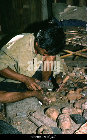 Myanmar Birmania Mandalay artigianato intagliatore di legno Winn Myint carving marionette testa Foto Stock
