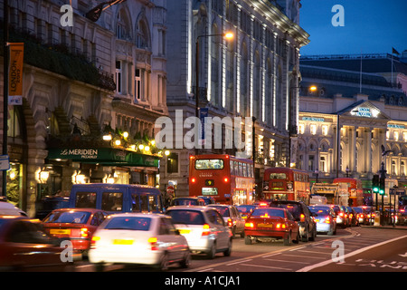 Piccadilly Main Street a Londra REGNO UNITO Foto Stock