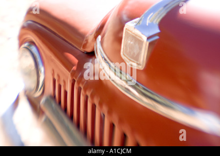 Close-up shot dell'estremità anteriore di un rosso 1950 International carrello. Foto Stock