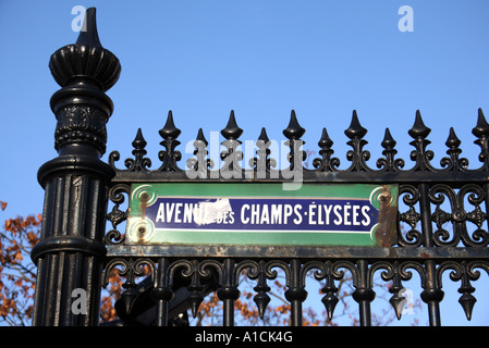 Champs-Elysees street firmano a Parigi Foto Stock