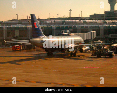 United Airlines jet a Campo OHare airport Chicago Illinois USA Foto Stock