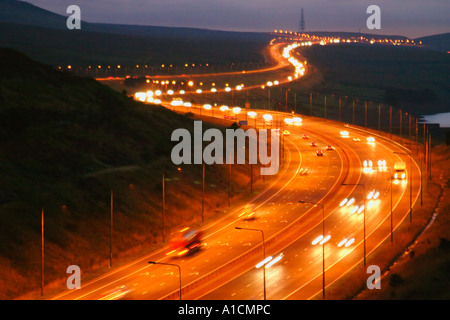 I percorsi del traffico sull'autostrada M62 tra J22 e J23 Foto Stock