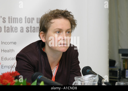 Yvette cooper mp del lavoro parlando alla conferenza del lavoro nel 2004 Foto Stock
