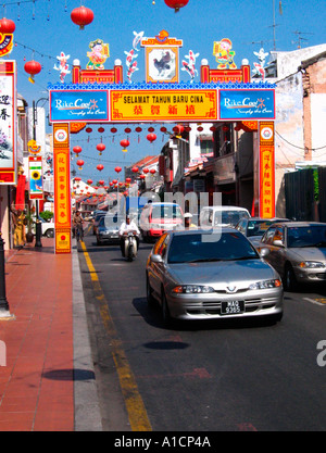 Lanterne rosse e Anno del Gallo segni Chinatown street Malacca Malaysia Foto Stock