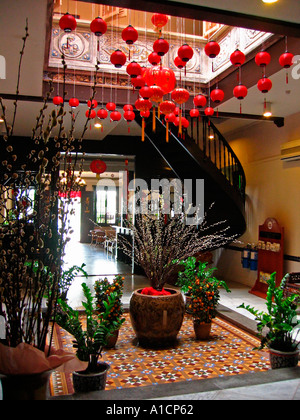 L'Hotel Puri foyer con il nuovo anno cinese lanterne rosse Chinatown Malacca Malaysia Foto Stock