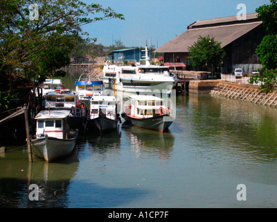 Traghetti e imbarcazioni da fiume legata sul Sungai Melaka fiume Malacca Malaysia Foto Stock