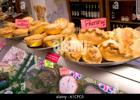 Torte PASTIES sul banco del negozio di macellaio DELICATESSEN REGNO UNITO Foto Stock