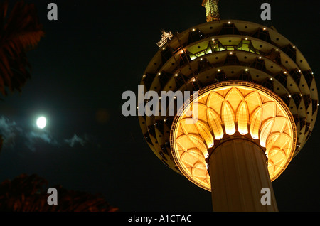 Capitale della Malesia Kuala Lumpur Menara KL Tower illuminata di notte Foto Stock