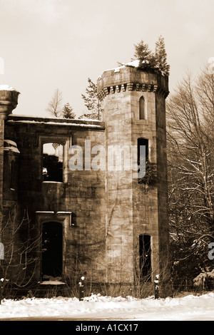 Angolo di torretta rovinata country house mansion Foto Stock