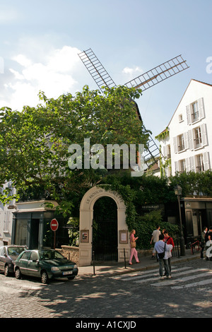 Le Moulin de la Galette uno dei due tradizionali vecchi mulini a vento di Montmartre Parigi Francia Foto Stock