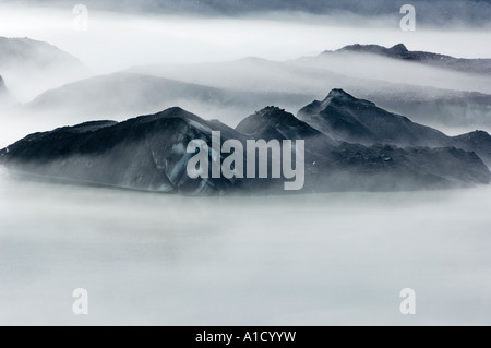 Forme di nebbia tra iceberg sul glaciale Lago Tasman, parco nazionale di Mount Cook, Nuova Zelanda Foto Stock