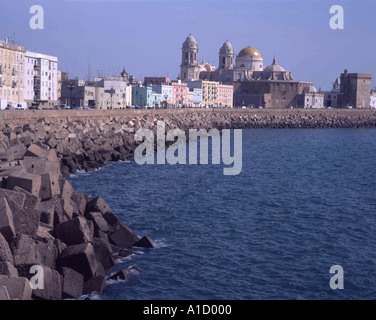 Edifici lungo il fronte mare di Cadice, con l'oro cupola della cattedrale di Cadice e la Spagna Foto Stock