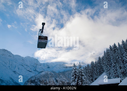 Lo Schilthorn Swiss Mountain funivia in inverno in viaggio tra i villaggi di Gimmelwald e Muerren, Alpi Bernesi, Svizzera Foto Stock