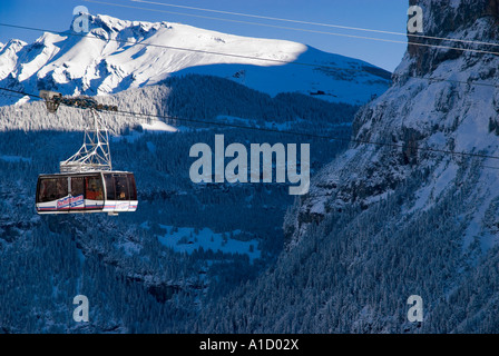 Lo Schilthorn Swiss Mountain funivia in inverno in viaggio tra i villaggi di Gimmelwald e Muerren, Alpi Bernesi, Svizzera Foto Stock