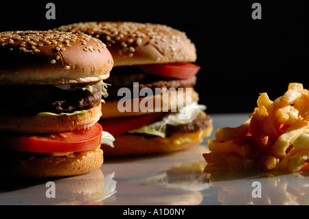 Due coloratissimi appetitosi hamburger e patatine fritte Foto Stock