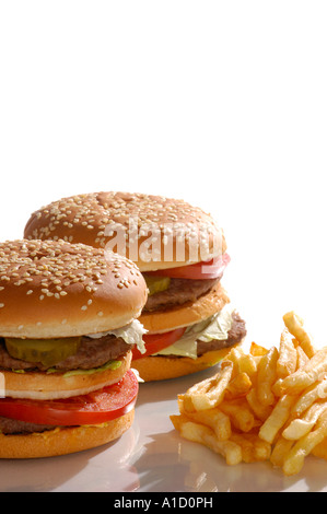 Due coloratissimi appetitosi hamburger e patatine fritte Foto Stock