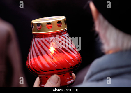 Candela nelle mani di un uomo vecchio Foto Stock