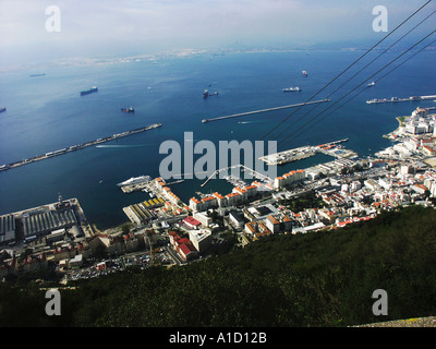 Guardando verso il basso sulla città di Gibilterra con i dock e la spedizione dalla roccia Foto Stock