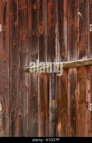 Il vecchio fienile rustico porta alterato pesantemente con il vecchio bar con travi di legno e ferro forgiato i raccordi Fillievres Pas de Calais Foto Stock