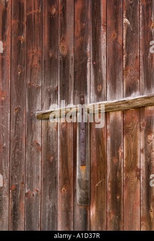 Il vecchio fienile rustico porta alterato pesantemente con il vecchio bar con travi di legno e ferro forgiato i raccordi Fillievres Pas de Calais Foto Stock