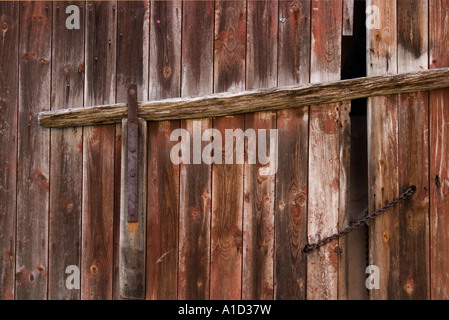 Il vecchio fienile rustico porta alterato pesantemente con il vecchio bar con travi di legno e ferro forgiato i raccordi Fillievres Pas de Calais Foto Stock