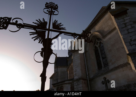 Corroso crocifisso di ferro sulla tomba nel cimitero cimitero con la figura del Cristo crocifisso Foto Stock