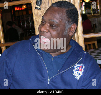 Ritratto di felice African American uomo che parla Foto Stock