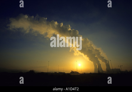 Il vapore che salgono dal carbone powered power station a sunrise Yorkshire Regno Unito Foto Stock