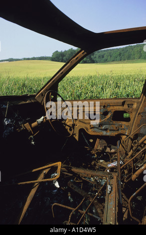 Bruciato e auto abbandonate nel campo degli agricoltori regno unito Foto Stock