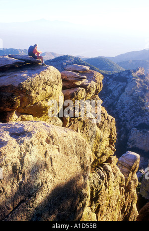 Emma Williams seduto sulla cima del monte Lemmon Arizona USA Foto Stock