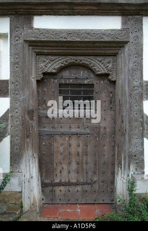 Sportello anteriore fase di pietra Tudor Elizabethan bianco nero metà con travi di legno in legno Inghilterra Regno Unito Regno Unito Foto Stock