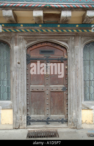 Sportello anteriore fase di pietra Tudor Elizabethan bianco nero metà con travi di legno in legno Inghilterra Regno Unito Regno Unito Foto Stock