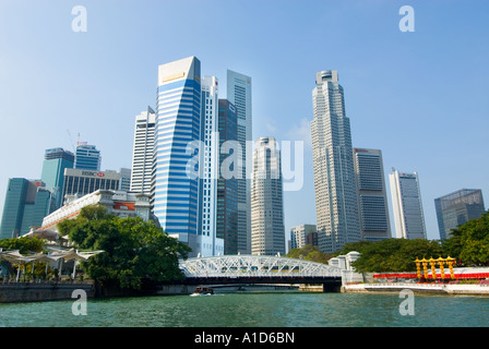 Uno UOB Fullerton Plaza Esplanade fiume ponte il Fullerton hotel skyline di Singapore ASIA Boat Quay marina bay waterside Foto Stock