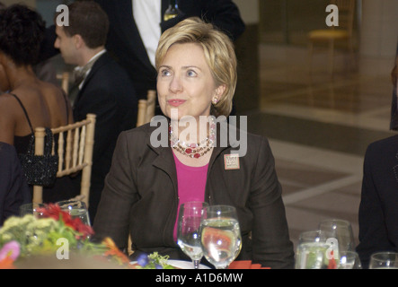 Il senatore Hillary Rodham Clinton D NY parla all'America s promessa ai nostri giovani di gala. Foto Stock