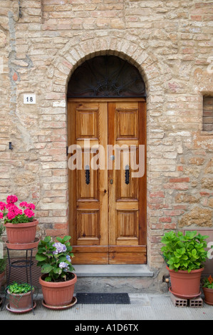 Una decorativa della porta anteriore nella città toscana di Pienza, Italia. Foto Stock