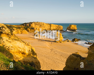 Tramonto sulle splendide formazioni rocciose a São Rafael beach nei pressi di Albufeira, Algarve, Portogallo. Foto Stock