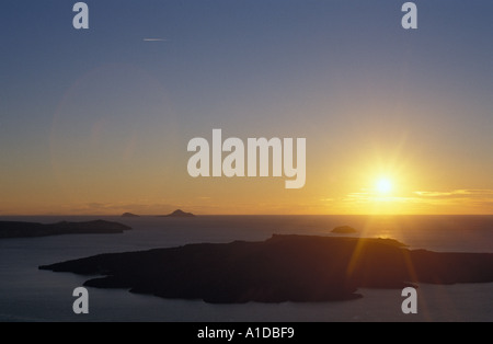 Tramonto sulla caldera di Santorini Grecia con estremamente chiare visioni di Creta Foto Stock