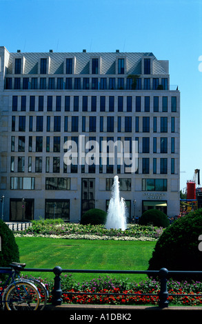 Architettura che circonda la Porta di Brandeburgo in Pariser Platz Berlino Germania Europa Centrale Foto Stock