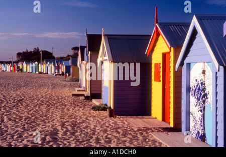 L'iconico pittoresca spiaggia di capanne sulla Spiaggia di Brighton, Melbourne, Australia Foto Stock