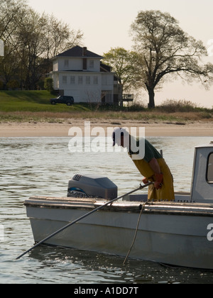 Quahoggers (shell pescatore) al lavoro su Narragaanseet bay Foto Stock