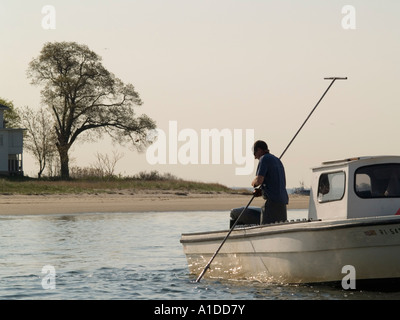 Quahoggers (shell pescatore) al lavoro su Narragaanseet bay Foto Stock